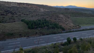 Manisa'nın Turgutlu ilçesinde meydana gelen toprak kayması nedeniyle iki yönlü