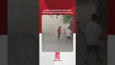 Azerbaycan Bakü’de rüzgardan yere düşen Türk Bayrağını gören çocuklar hemen