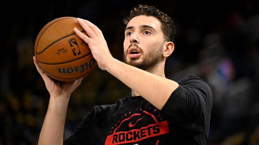 Amerikan Basketbol Ligi (NBA) takımlarından Houston Rockets'ta forma giyen Alperen