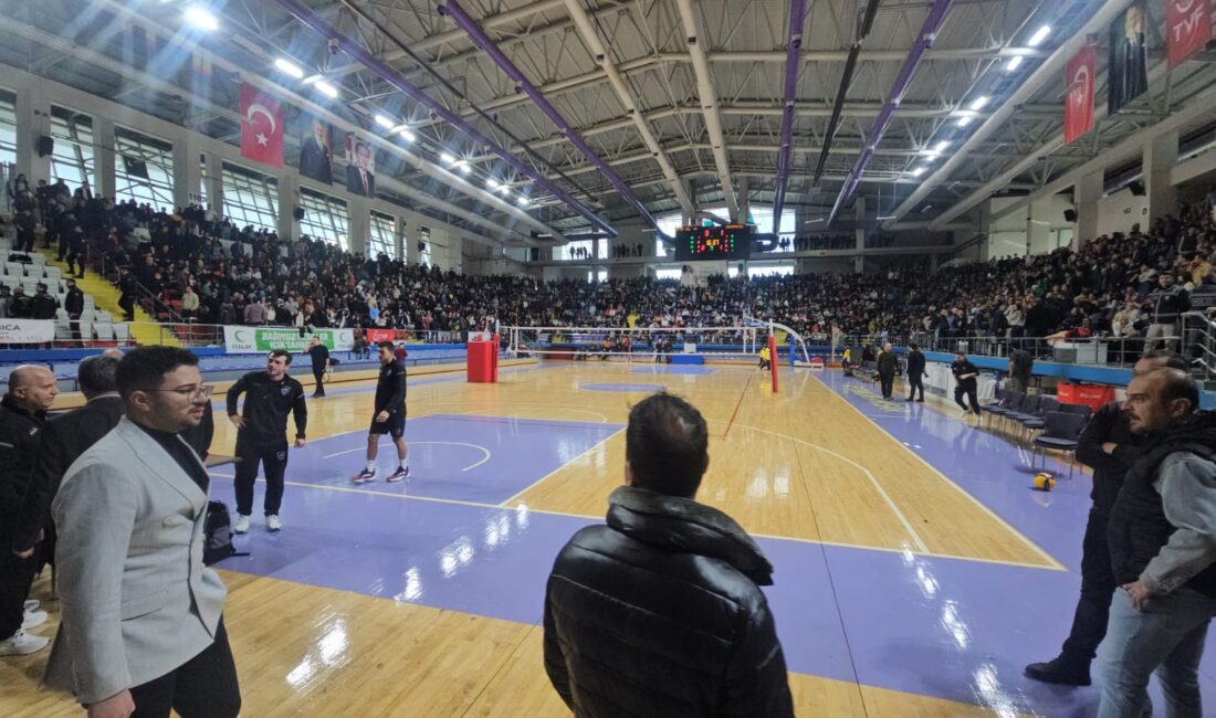 Afyon Belediye Yüntaş ile Ankaragücü kadın voleybol takımları arasında oynanan