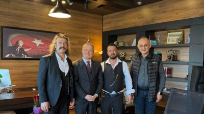 Dr. Mahmut Koçak, sosyal medya dünyasında özgün tarzları ve samimi