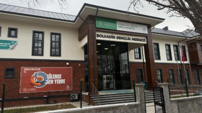 Bolvadin ilçesinde Perşembe Pazarı alanında bulunan Gençlik Merkezi'ne dair uzun