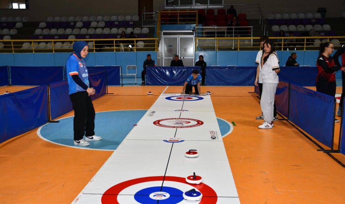 Afyonkarahisar’da okul sporları faaliyetleri kapsamında düzenlenen floor curling gençler müsabakaları,