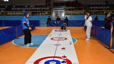 Afyonkarahisar’da okul sporları faaliyetleri kapsamında düzenlenen floor curling gençler müsabakaları,