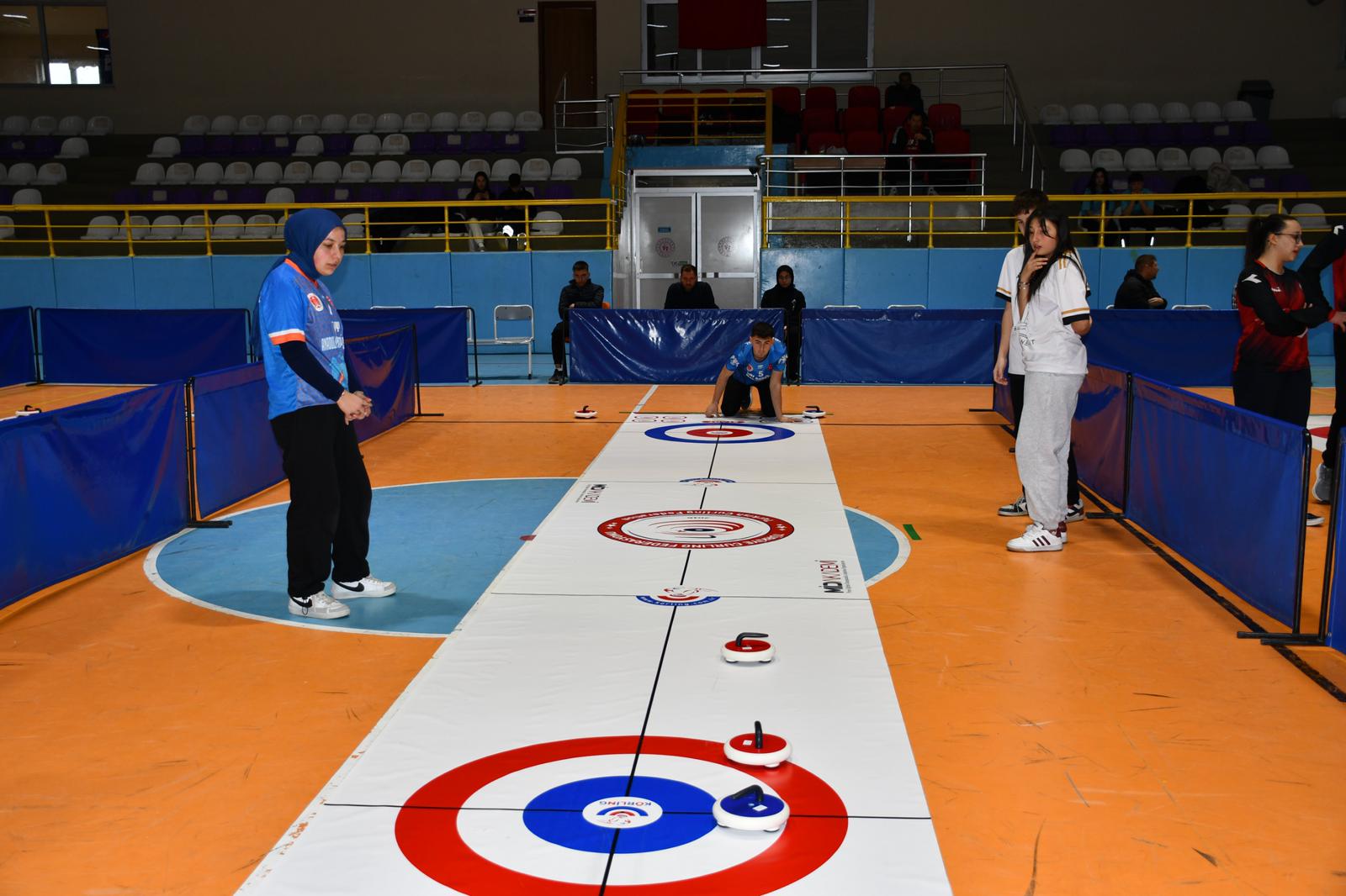 Afyonkarahisar’da okul sporları faaliyetleri kapsamında düzenlenen floor curling gençler müsabakaları,