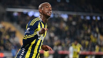 Fenerbahçe Kulübü, Brezilyalı futbolcu Anderson Talisca'nın sözleşmesini uzattı.