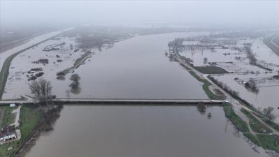 Edirne'de artan su miktarı nedeniyle yer yer yatağından çevreye yayılan