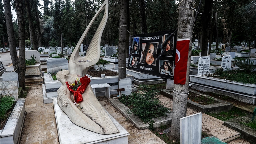 Mersin'de okuldan çıktıktan sonra evine gitmek için bindiği minibüste 19