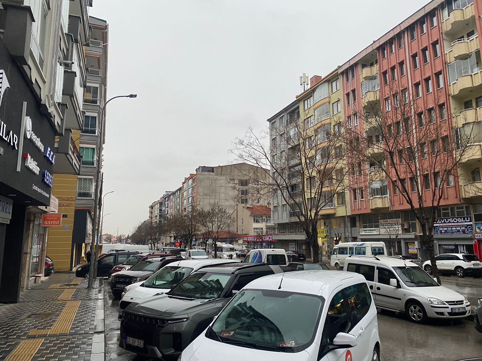 Afyonkarahisar’da sabahın erken saatlerinden itibaren etkili olan yağışlı hava, kent