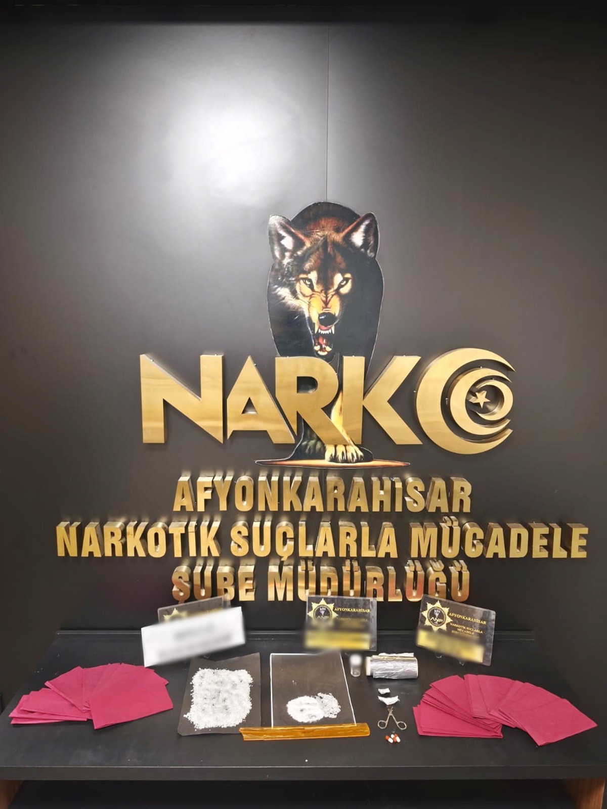 Afyonkarahisar İl Emniyet Müdürlüğü ekipleri, sokak satıcılarına yönelik yürüttüğü titiz