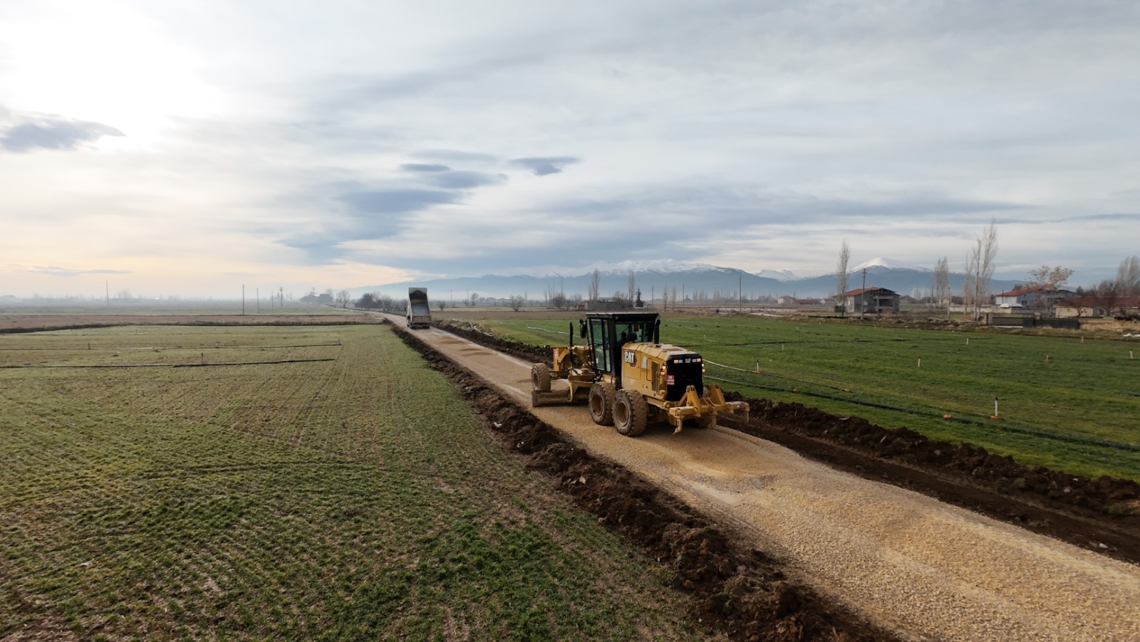 Bolvadin Belediyesi, ilçedeki tarımsal üretimi desteklemek ve çiftçilerin ulaşımını kolaylaştırmak