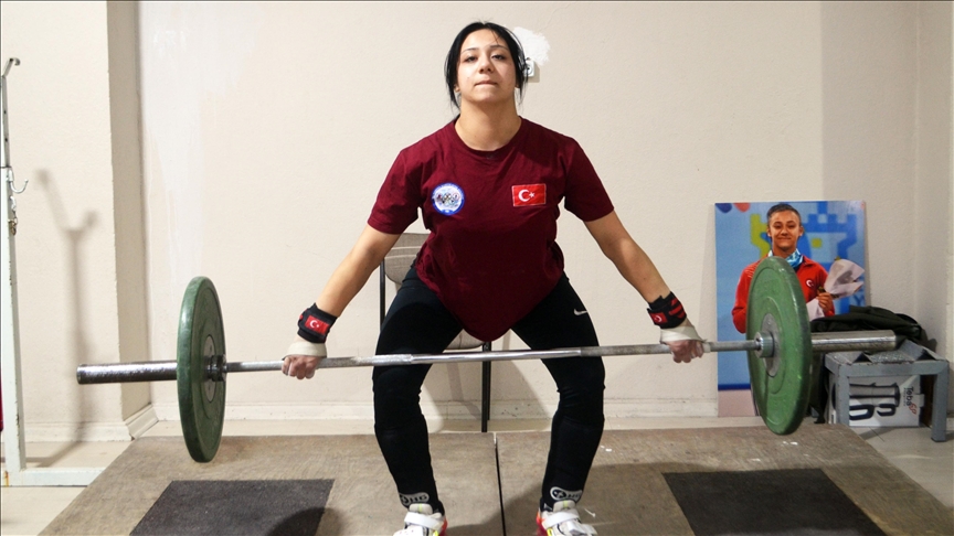 Milli halterci Zehranur Aslan, Türkiye ve Avrupa şampiyonalarında elde ettiği