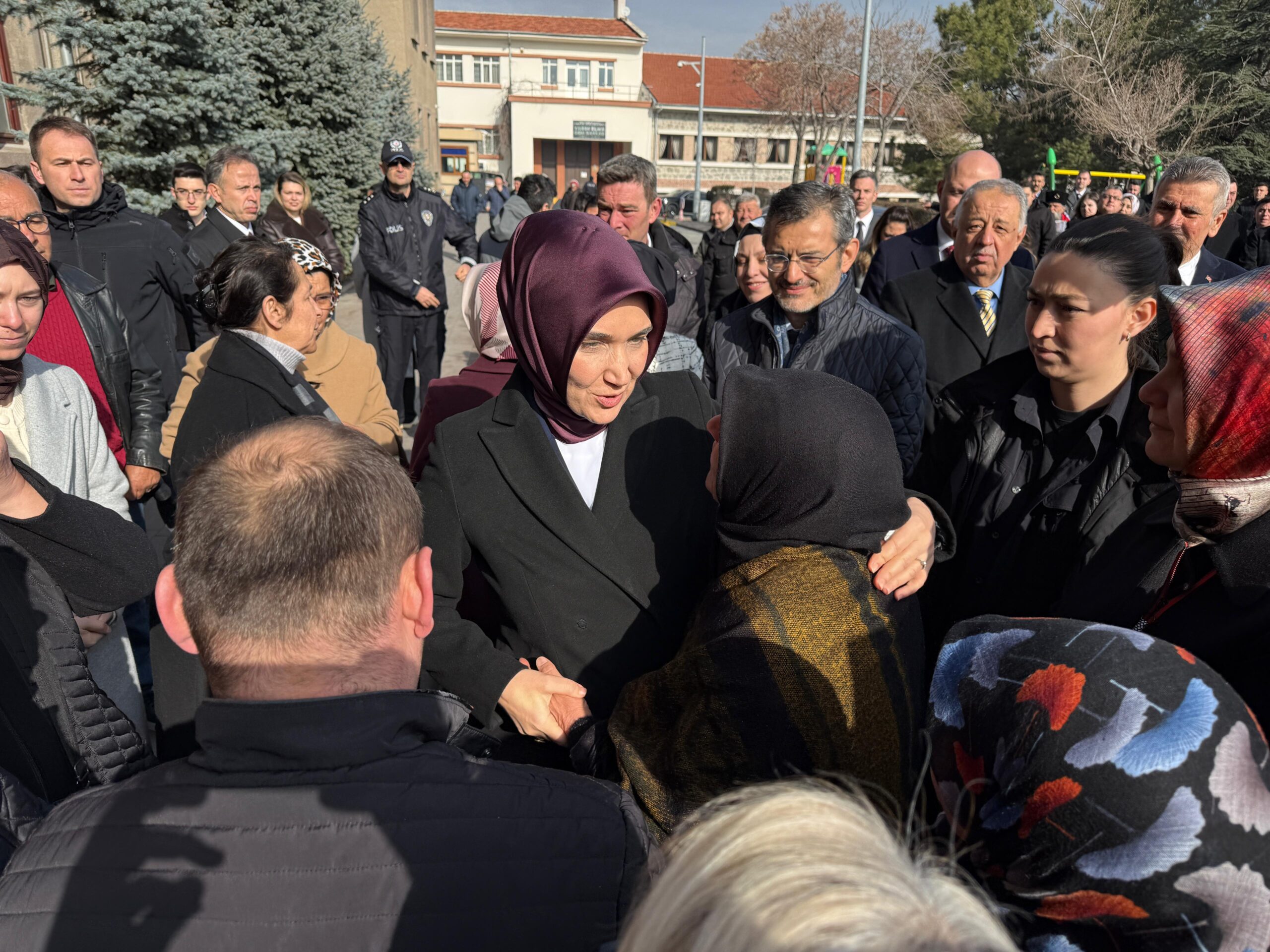 Afyonkarahisar'ın ilk kadın valisi olarak görev yapan ve halkın sevgisini