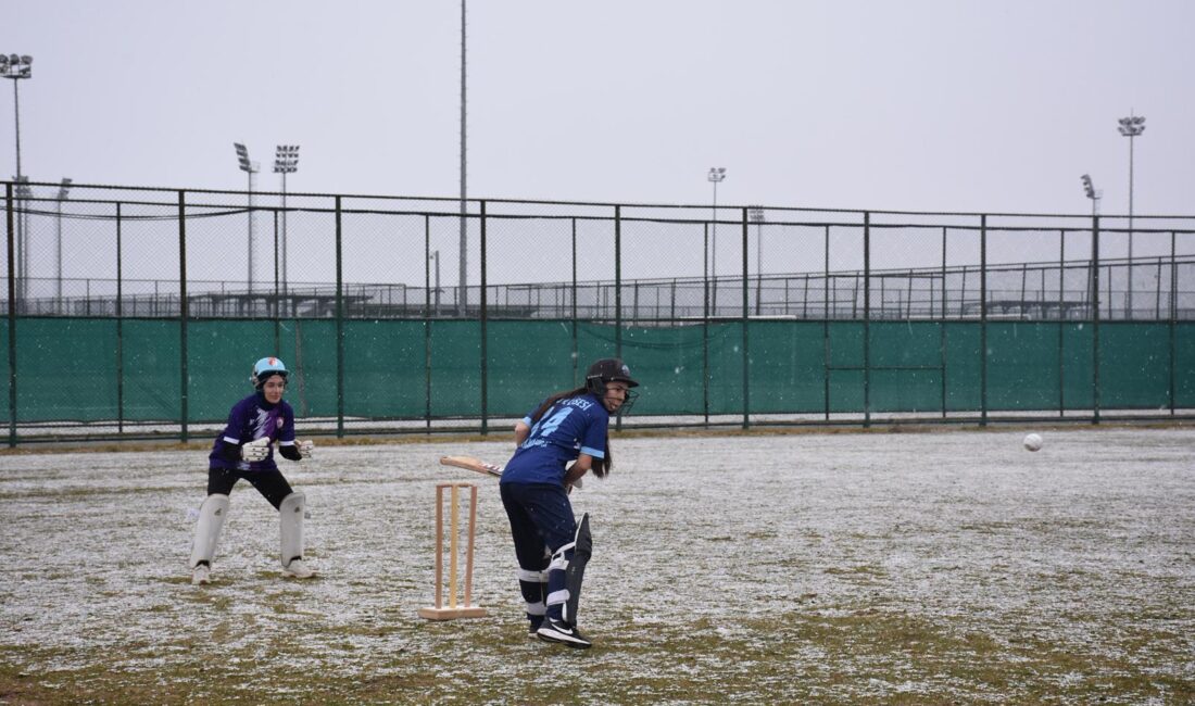 Okul Sporları faaliyet programında yer alan genç kızlar kriket müsabakaları