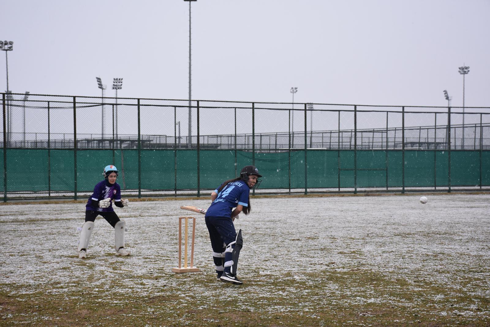 Okul Sporları faaliyet programında yer alan genç kızlar kriket müsabakaları