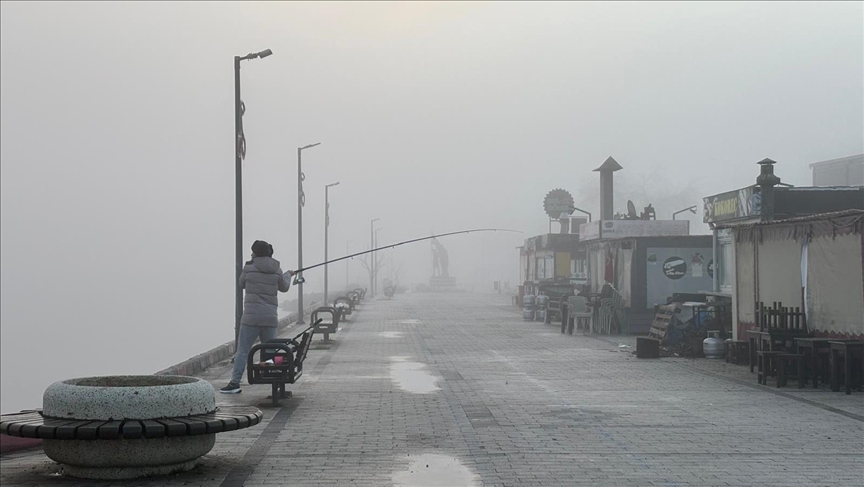 Çeşitli illerde etkili olan sis ve soğuk hava günlük yaşamı