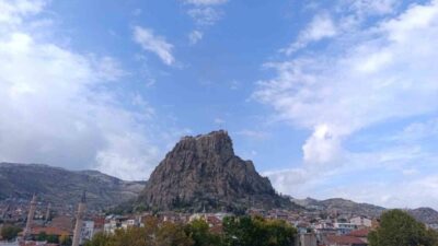 Afyonkarahisar’da bugün hava çok bulutlu ve aralıklı yağmurlu seyrediyor. Sabah