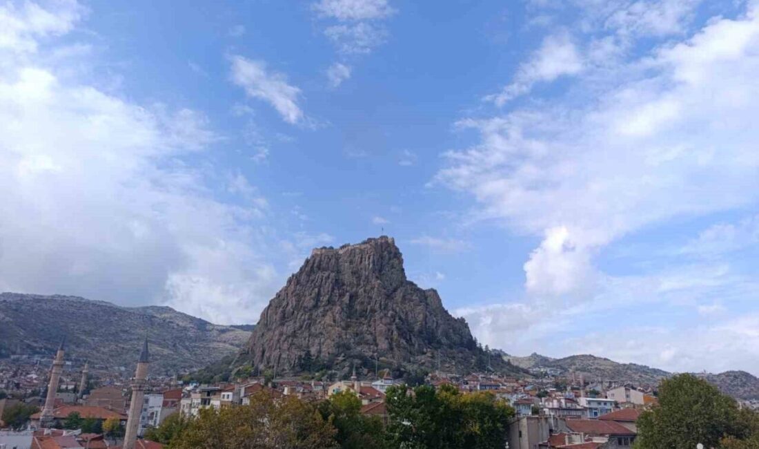 Afyonkarahisar’da bugün hava çok bulutlu ve aralıklı yağmurlu seyrediyor. Sabah