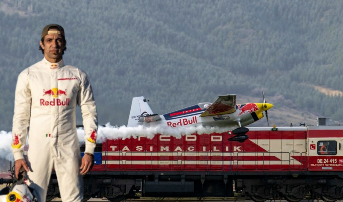Red Bull sporcusu ve gösteri pilotu Dario Costa, "Train Landing"
