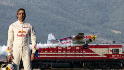 Red Bull sporcusu ve gösteri pilotu Dario Costa, "Train Landing"