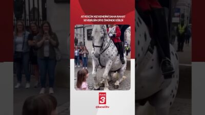 At küçük kız kendini daha rahat eğilebilsin diye önünde böyle