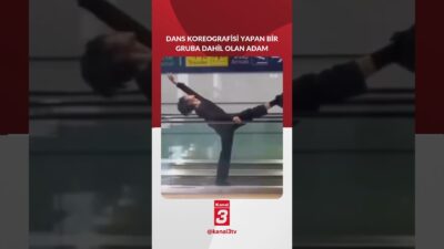 Havalimanında yürüme bandında dans koreografisi yapan bir grup gence dahil