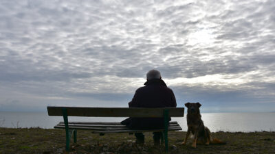 Yaşlı bir adam ile yıllardır yanında olan köpeğinin görüntüleri izleyenleri