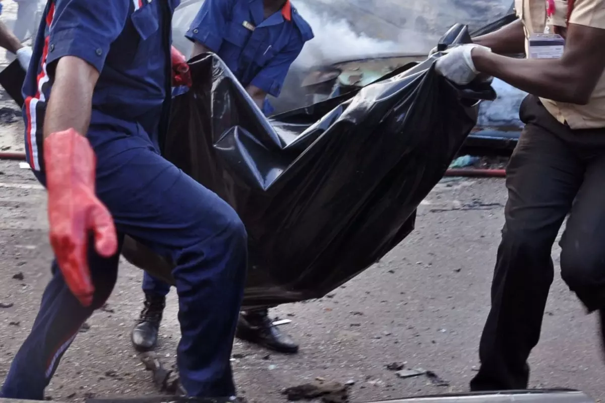 Nijerya'nın Kano eyaletinde yolcu taşıyan bir tırın dikkatsiz sürüş nedeniyle
