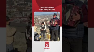 Gürcistan’da bir sokak müzisyeni, Türk vatandaşlarını fark edince İzmir Marşı’nı