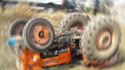 Afyonkarahisar’ın Sinanpaşa ilçesinde meydana gelen traktör kazasında adeta can pazarı