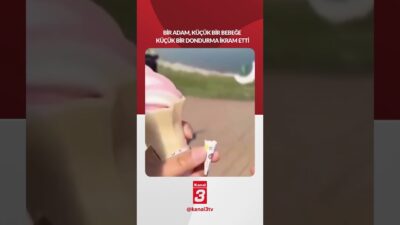 Bir adam, küçük bir bebeğe küçük bir dondurma ikram etti.