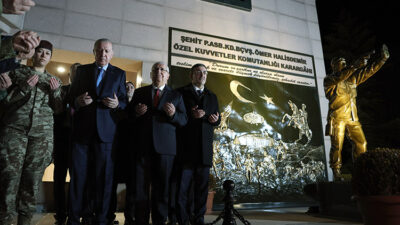 Cumhurbaşkanı Recep Tayyip Erdoğan, Ömer Halisdemir'in şehit olduğu noktadaki anıtın