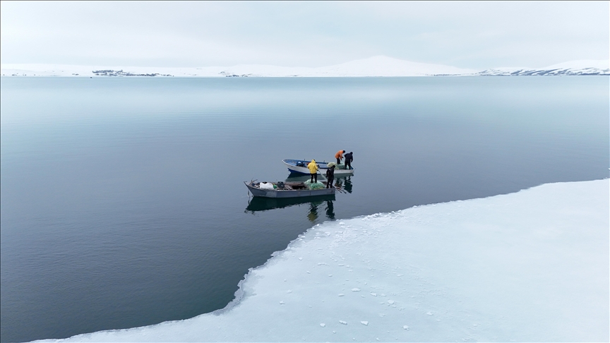 Bitlis'in Ahlat ilçesinde kışın yüzeyi donan Nazik Gölü'nde buzlar kısmen