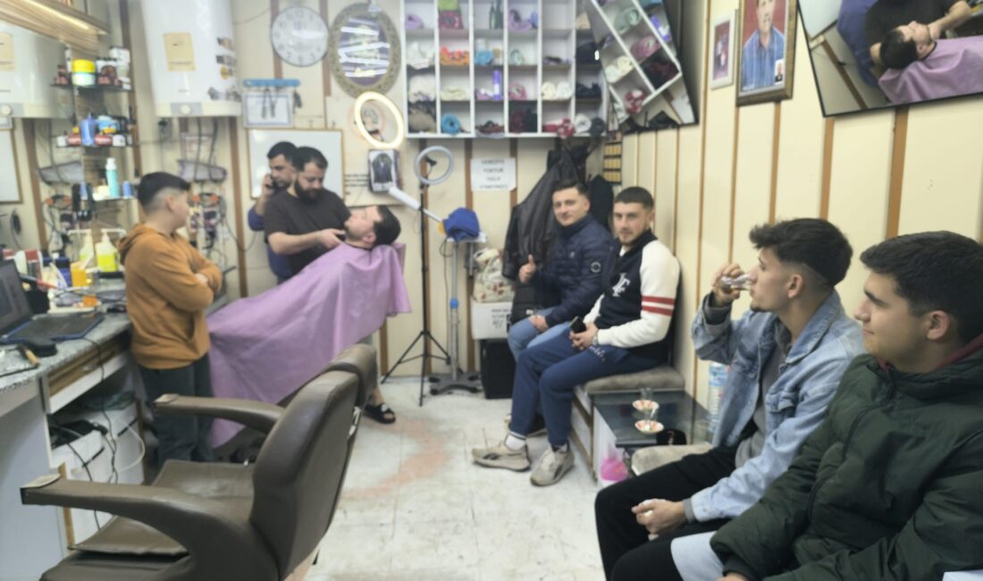 Afyonkarahisar'da bayram tıraşını son güne bırakan birçok vatandaş, Ramazan Bayramı'nı