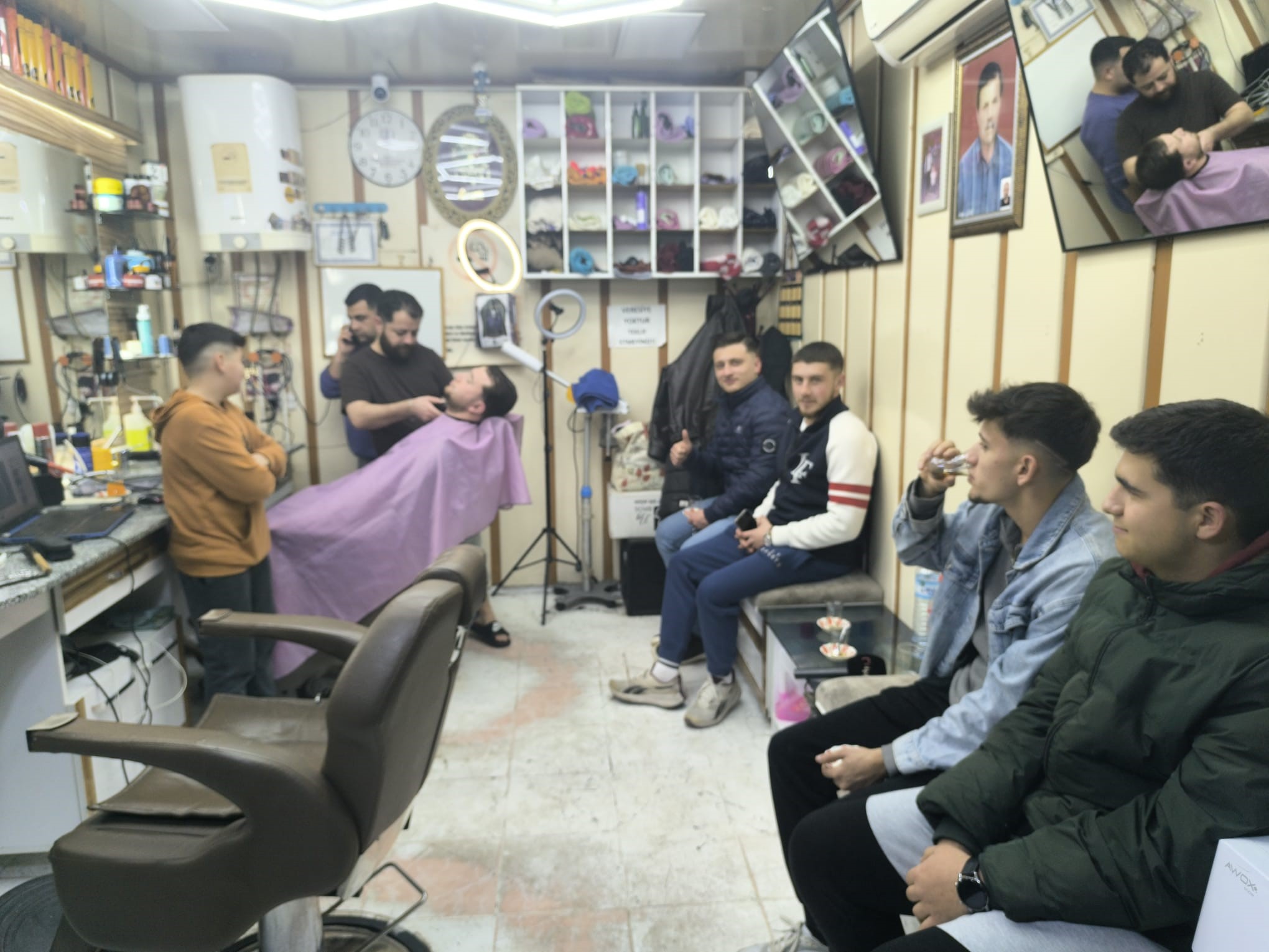 Afyonkarahisar'da bayram tıraşını son güne bırakan birçok vatandaş, Ramazan Bayramı'nı