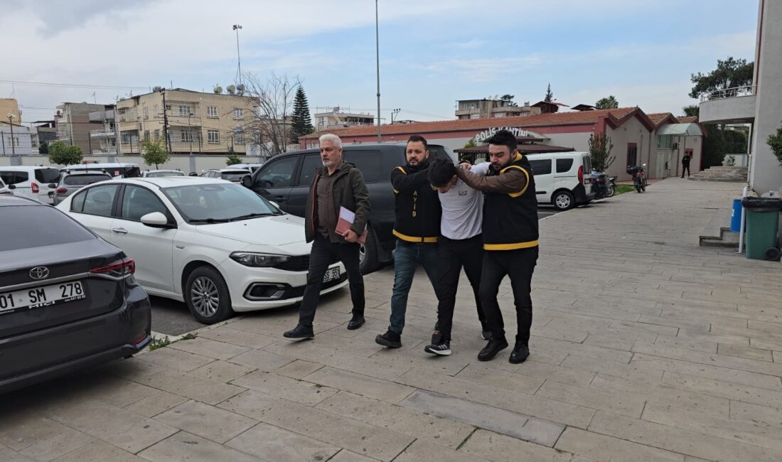 Adana'da iki şüpheli, park halindeki hafif ticari aracın camını kırarak
