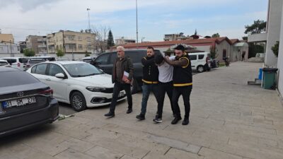 Adana'da iki şüpheli, park halindeki hafif ticari aracın camını kırarak