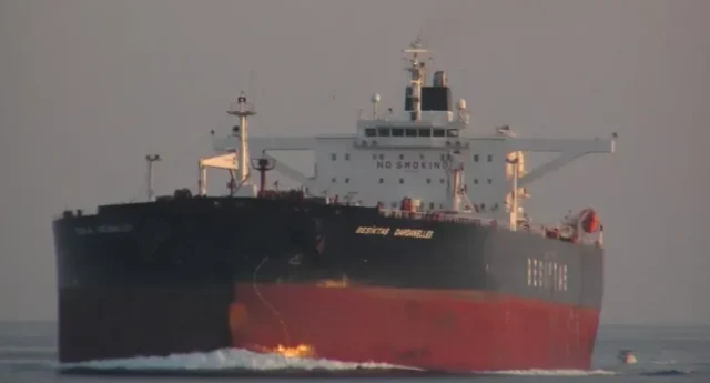 İstanbul Boğazı’nın 15 mil açığında, Karadeniz sularında ham petrol yüklü