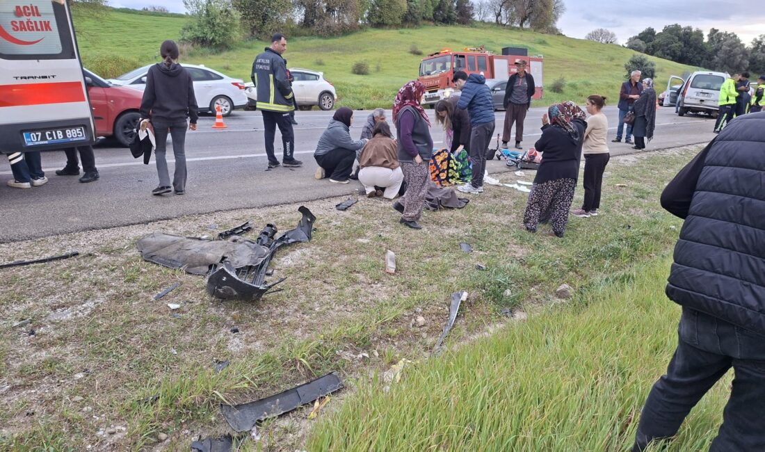 Antalya'nın Aksu ilçesinde bayram nedeniyle yola çıkan iki otomobilin kafa