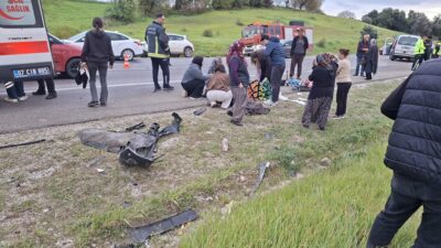 Antalya'nın Aksu ilçesinde bayram nedeniyle yola çıkan iki otomobilin kafa