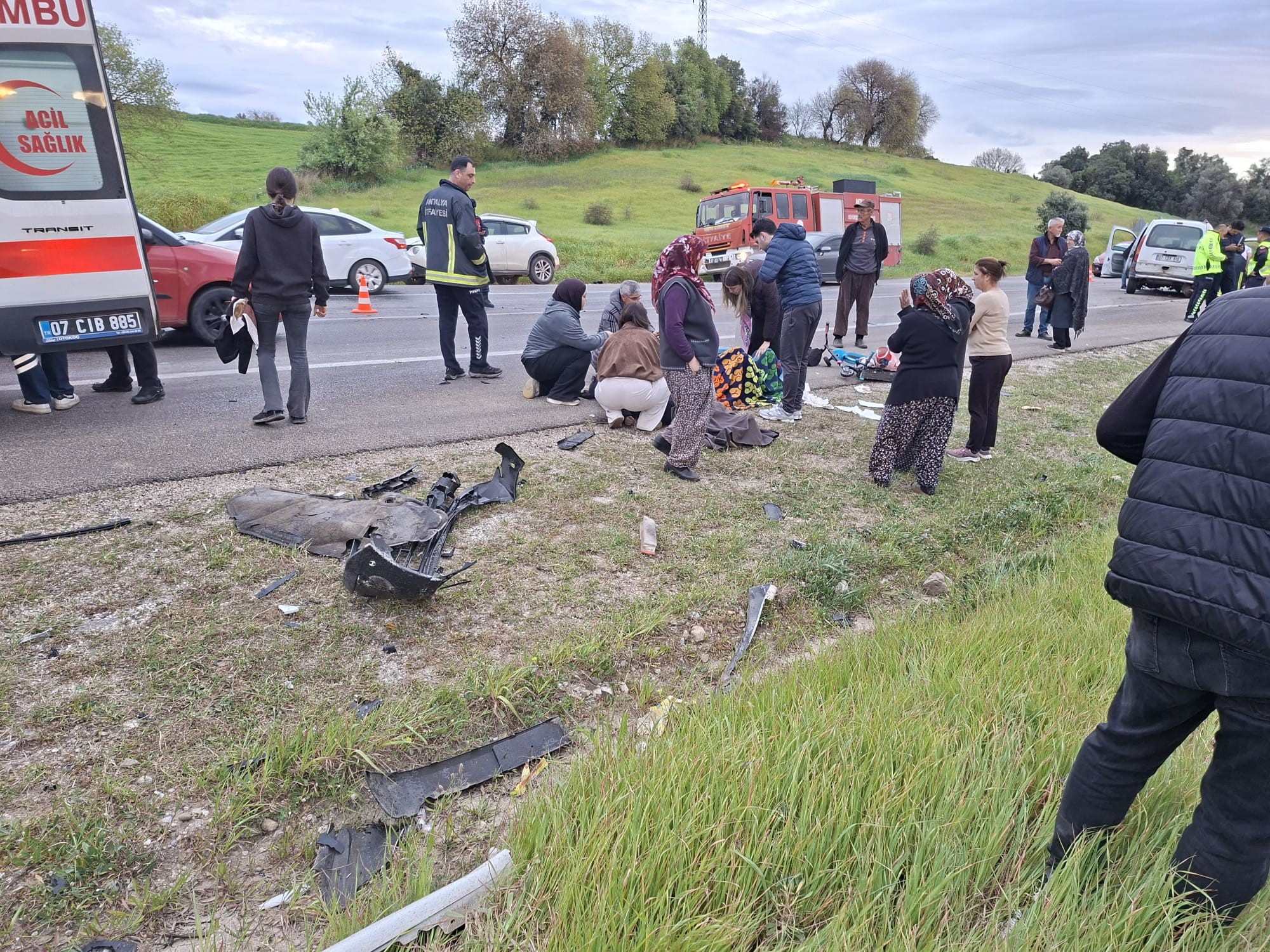 Antalya'nın Aksu ilçesinde bayram nedeniyle yola çıkan iki otomobilin kafa