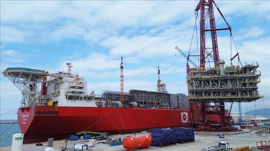 Türkiye'nin ilk yüzer üretim platformu Osman Gazi'ye, doğal gaz akışını