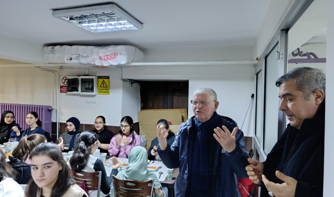 Afyonkarahisar'da öğretmen, öğrenci ve velilerin katılımıyla ‘Maarifin Kalbinde Ramazan' etkinliği