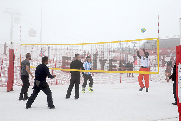 Türkiye'nin en önemli kış sporları ve turizm merkezlerinden Erciyes Dağı,