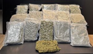 Afyonkarahisar’da polis ekiplerinin gerçekleştirdiği uygulamalarda uyuşturucu madde ele geçirilirken iki