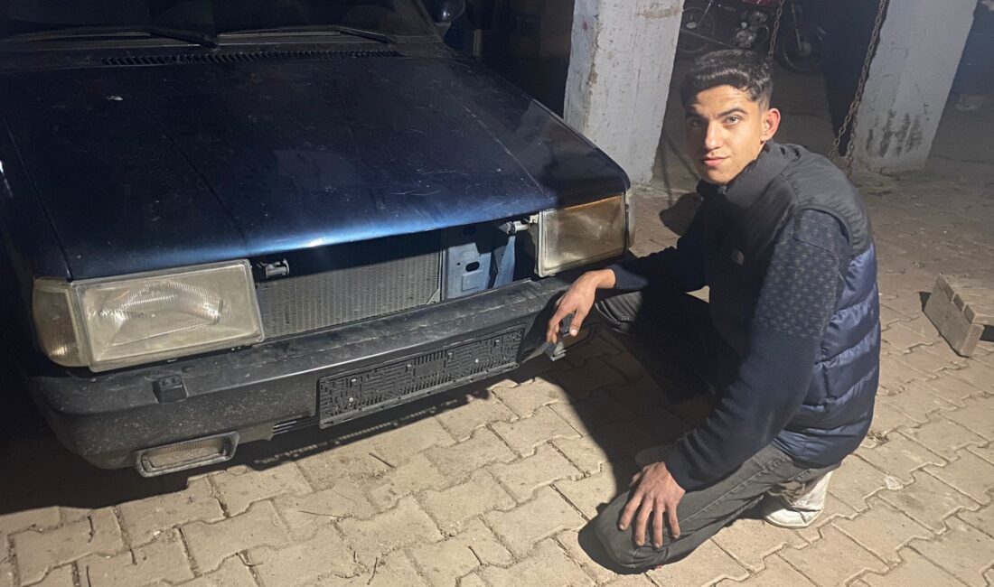 Antalya’nın Serik ilçesinde sanayide çalışan iki genç, aralarındaki korna satışı