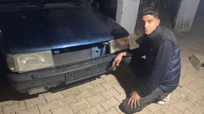 Antalya’nın Serik ilçesinde sanayide çalışan iki genç, aralarındaki korna satışı