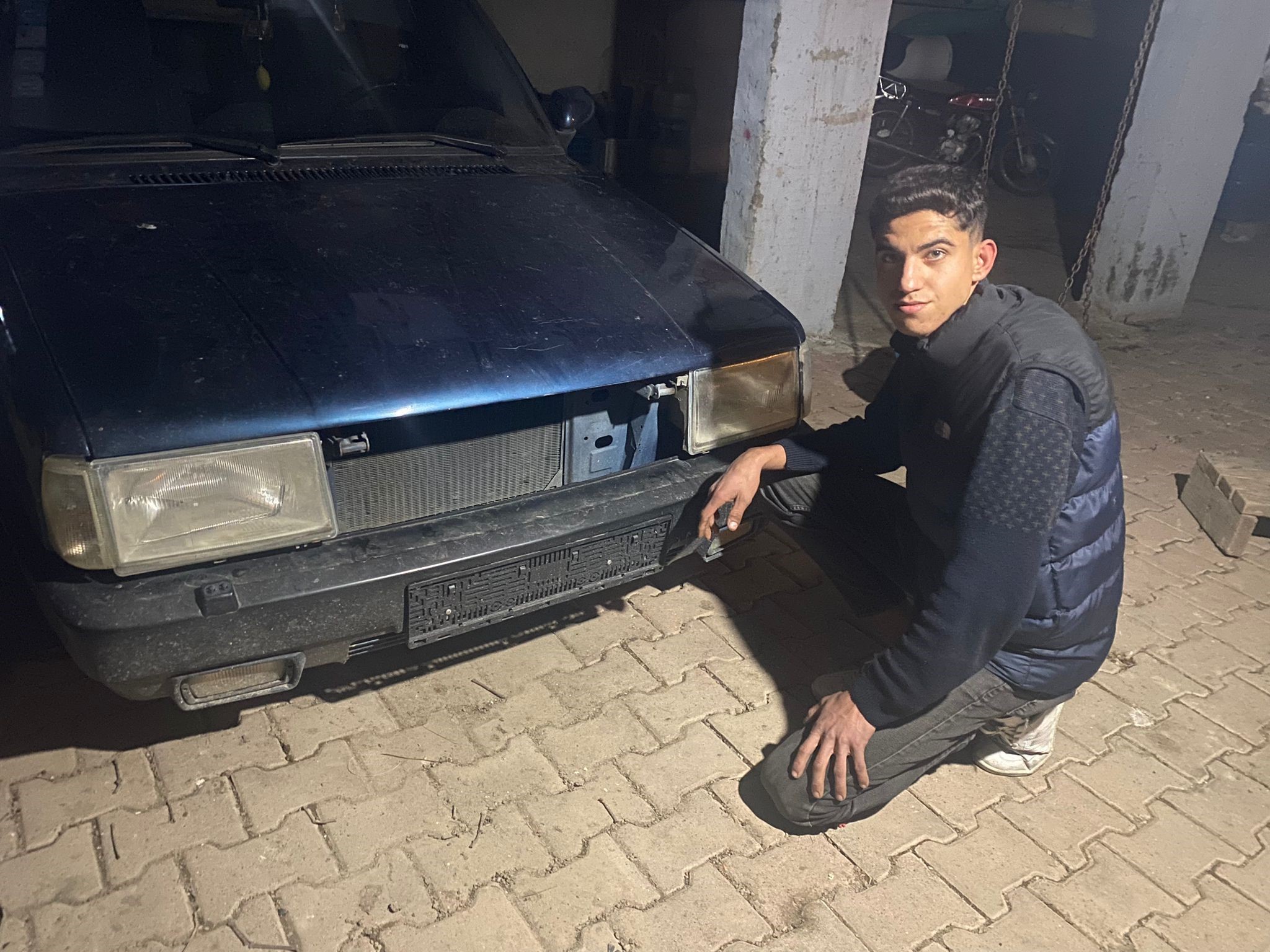 Antalya’nın Serik ilçesinde sanayide çalışan iki genç, aralarındaki korna satışı