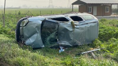 Kocaeli'nin Kartepe ilçesinde kontrolden çıkarak tarlaya uçan hafif ticari aracın