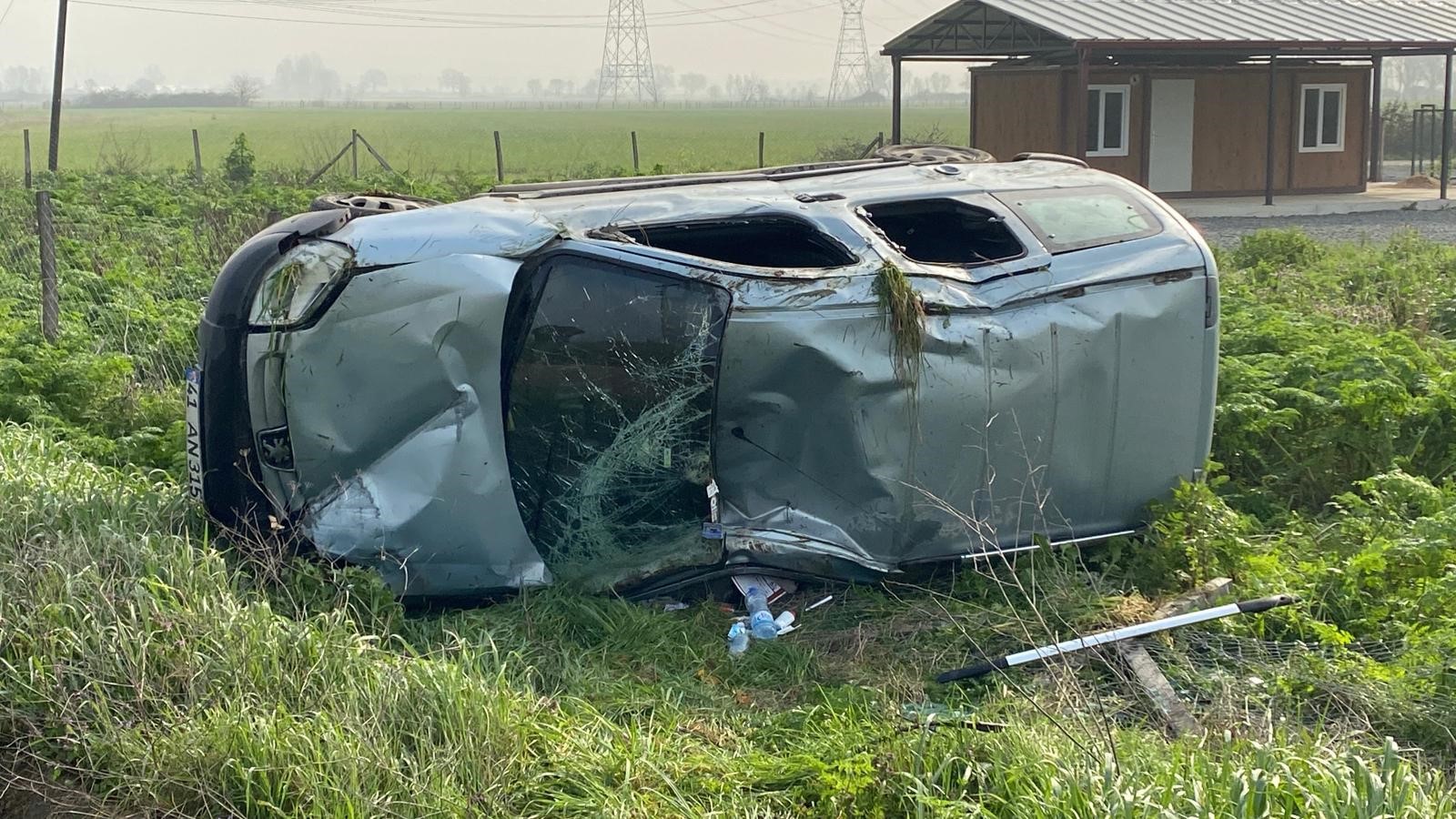 Kocaeli'nin Kartepe ilçesinde kontrolden çıkarak tarlaya uçan hafif ticari aracın